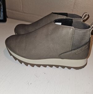 Merrell Women’s Alpine Chelsea Boot in Falcon Gray (J003778) Size 8.5